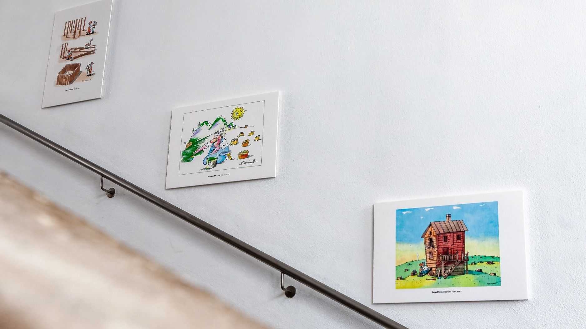Da kommt man nicht dran vorbei: Die Karikaturen werden im Treppenhaus des Vonderau Museums präsentiert. Foto: Bistum Fulda / Burkhard Beintken