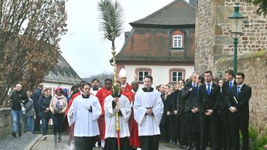 Von der Michaelskirche führte eine Prozession in den Fuldaer Dom, wo die Palmsonntagsliturgie fortgesetzt wurde. Foto: Bistum Fulda / Dr. Arnulf Müller