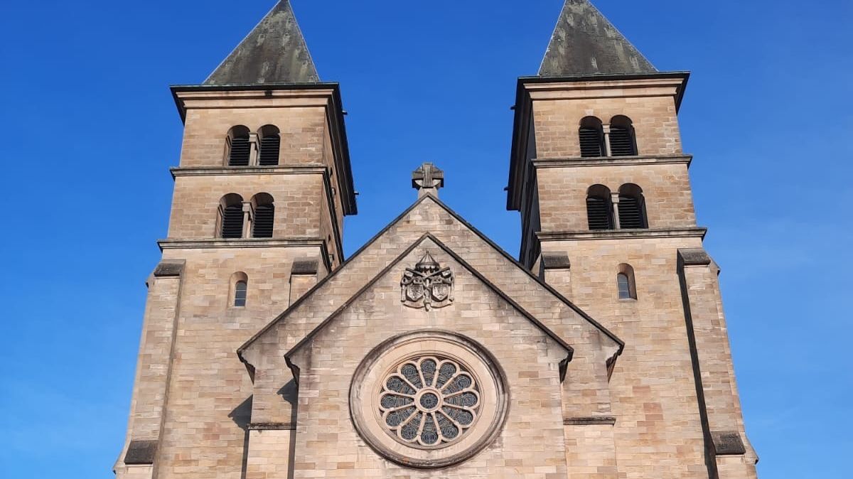 Als Festprediger bei der Echternacher Springprozession in Luxemburg setzt sich Fuldas Bischof Dr. Michael Gerber am Pfingstmontag für gemeinsame europäische Werte und Traditionen sowie für synodale Prozesse innerhalb der Kirche ein. Fotos: Bistum Fulda / K. Hauger