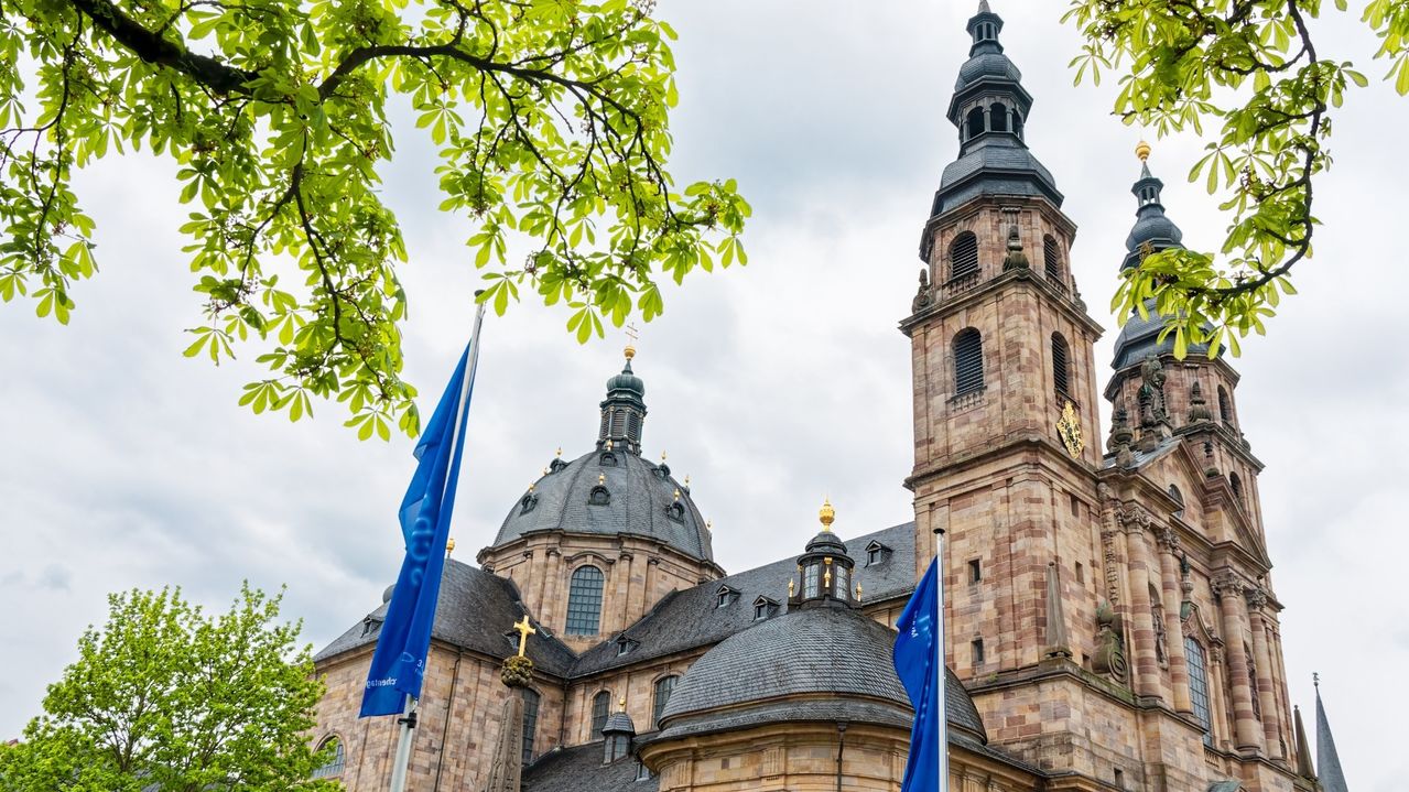 Blaue Flaggen wehen vor dem Fuldaer Dom: Auch im Bistum Fulda finden viele regionale Veranstaltungen zum Ökumenischen Kirchentag statt. Alle Bilder: Bistum Fulda / Burkhard Beintken