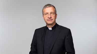 Bischof Dr. Michael Gerber hat nach seiner Chemotherapie die Reha begonnen. Er dankt für die Anteilnahme und ruft dazu auf, Vorsorgeuntersuchungen wahrzunehmen. Foto (Archiv): Bistum Fulda / Salih Usta